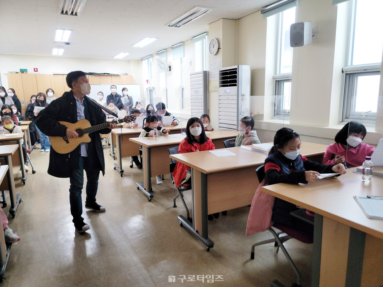 지난 18일(토) 입학식후 학부모들이 지켜보는 가운데 진행된 어울림학교 공개수업시간. 이날 입학한 어린이들이 음악선생님의 기타반주에 맞춰 멸치라는 노래를 따라 부르고 있다.