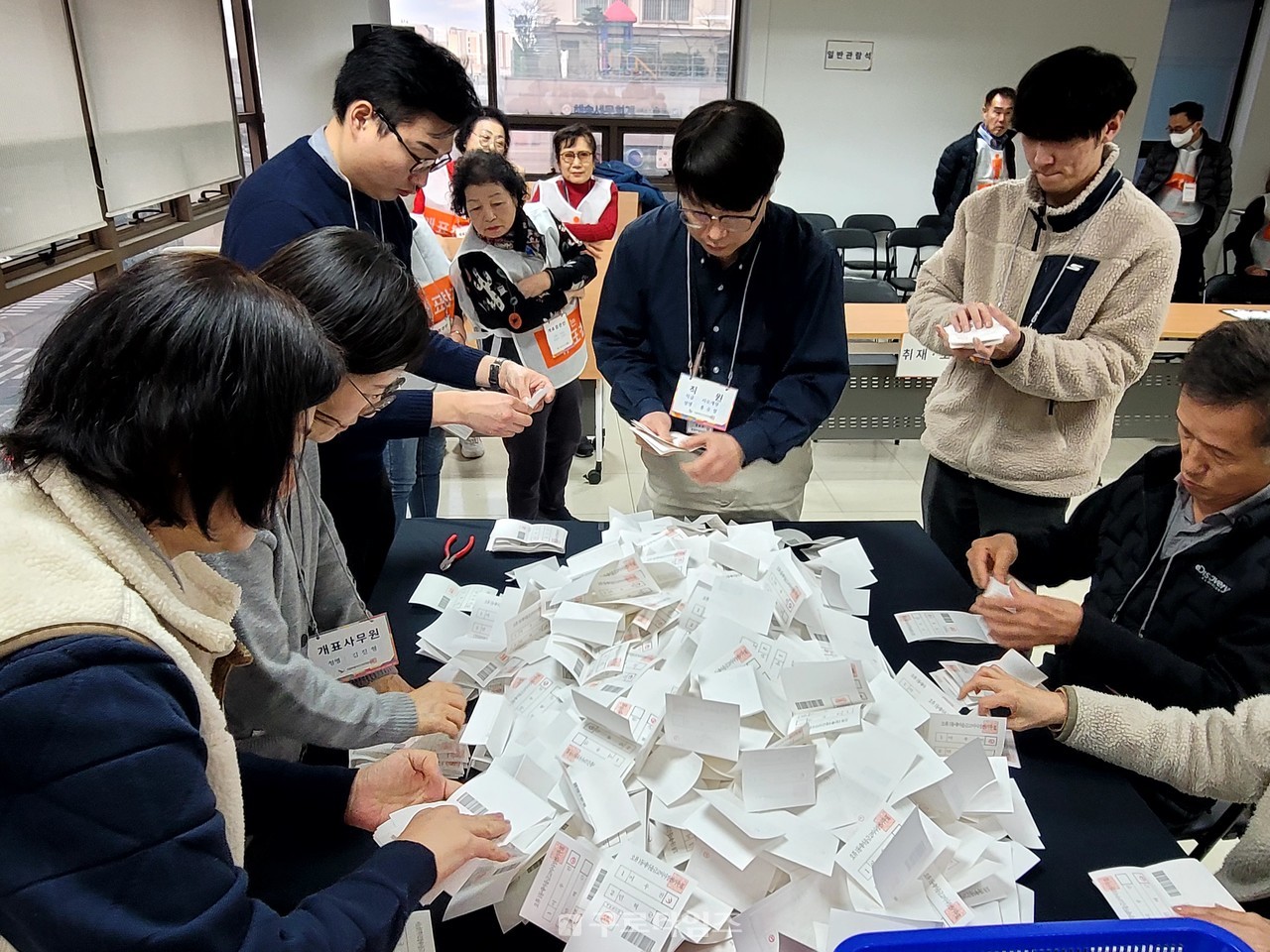 지난 5일 구로구선거관리위원회 4층 강당에서 진행된 새마을금고이사장선거 개표현장. 구로지역 최초의 직선제로 진행된 오류1동새마을금고 이사장 개표가 진행되고 있다.