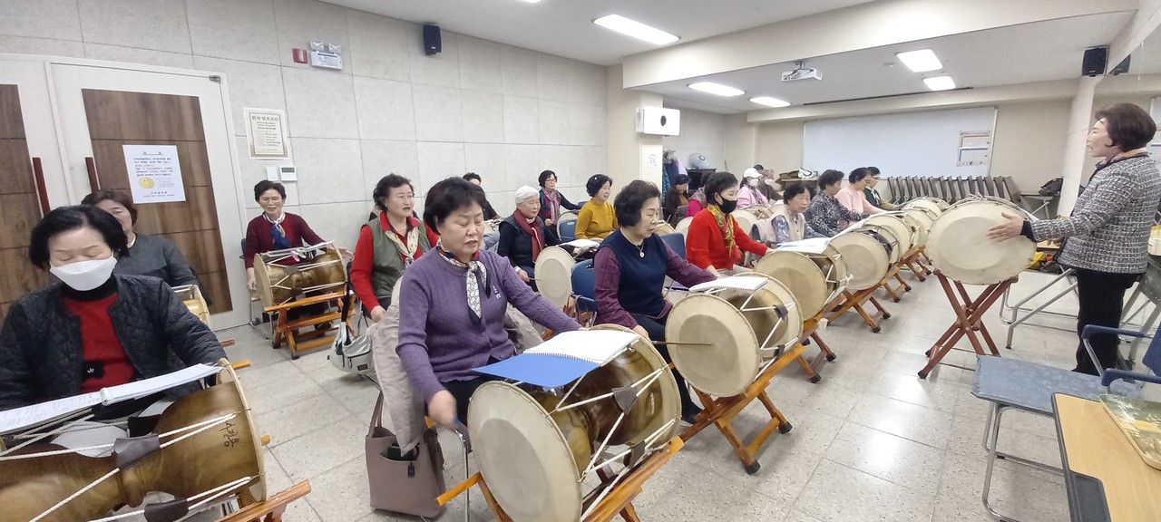 구로문화원의 목요 민요장구반 어르신들