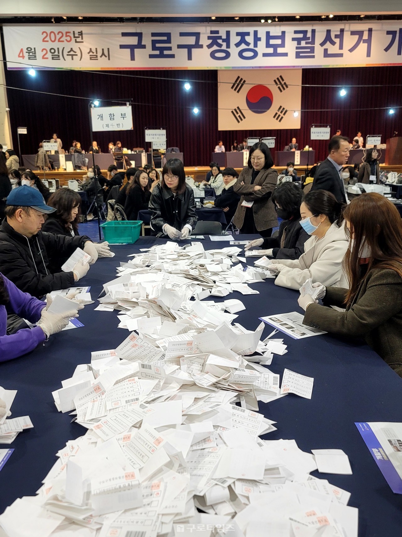보궐선거가 종료 된 지난 2일 밤 전 투표소에서 이송되어 온 투표함등에 대한 개표가 진행되고 있는 동양미래대 강당. 구로지역 유권자 9만여명의 소중한 바람이 담긴 표들의 집결지였다.