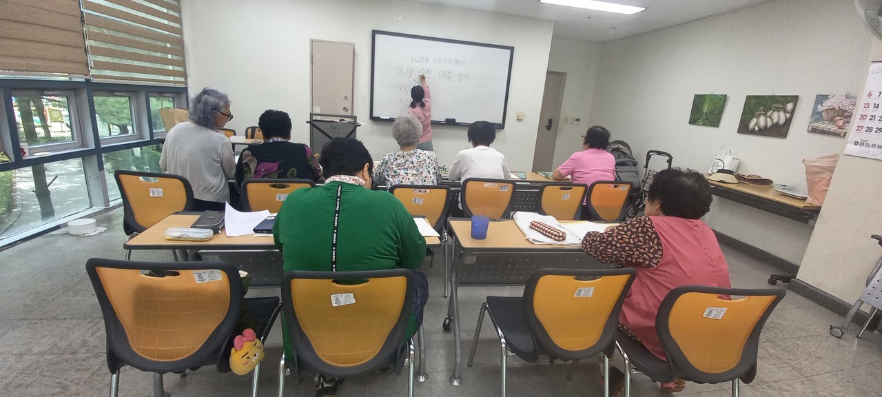 한글을 배우고 있는  아롬학당 어르신들