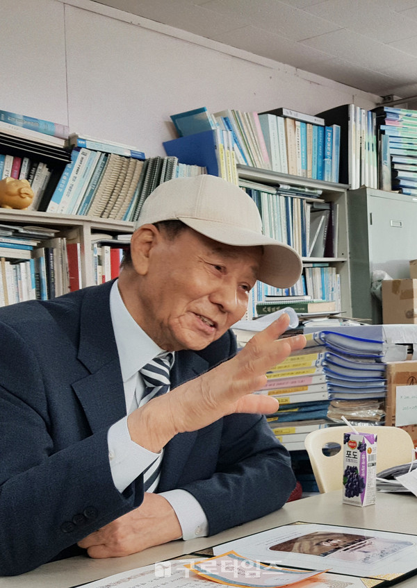 ​​​구로타임즈 주최 제3회 구로옛사진공모전에서 우수상을 수상한 이규중(82, 구로4동) 어르신이 수상후 진행된 인터뷰에서 당시 구로공단본부 주변 분위기를 설명하고 있다.​​​