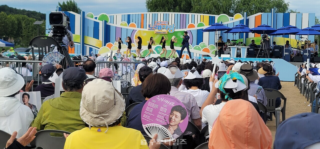 ​KBS 전국노래자랑 구로구편 본선 녹화가 23일 (화) 오후2시부터 안양천 고척교 축구장에서 2000여명의 관중이 지켜보는 가운데 2시간여동안 진행됐다. 트롯트가수 박지현군이 나와 앵콜송으로 남진의 ‘둥지’를 흥겹게 부르고 있다. 이날 녹화된 구로구편은 12월7일 방송될 예정이다.