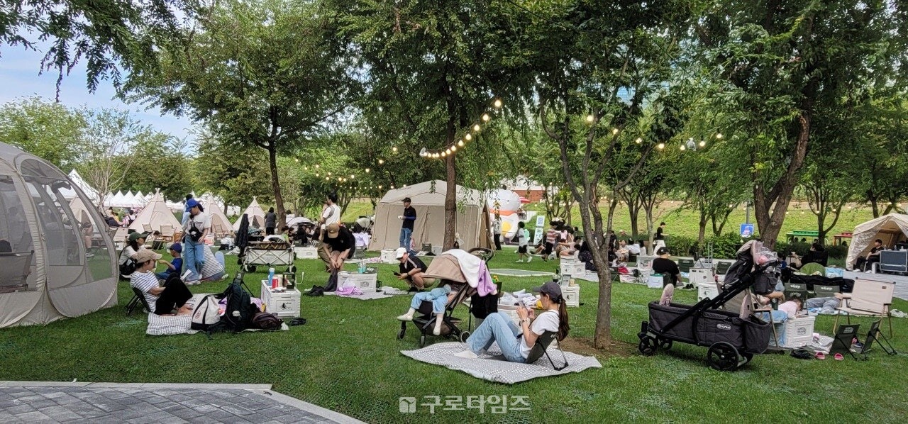 지난 27일(토) 오후 G페스티벌 행사의 일환으로 안양천 잔디밭에 마련된 야외도서관에 온 주민들이 아이들과 책을 보며 여유로운 시간을 보내고 있다. 있는 주민들.