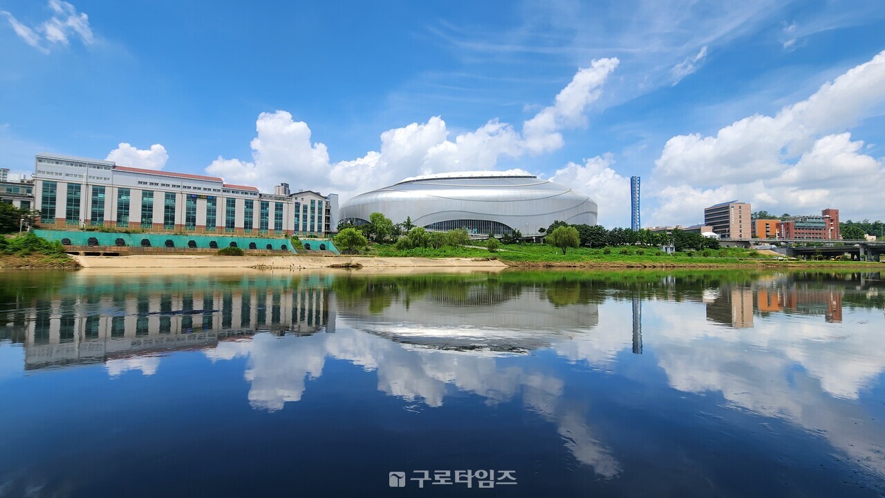 구로타임즈 주최 제1회 아름다운 구로사진공모전 우수작 _ 두둥실 고척돔구장 (이용필, 신도림동)