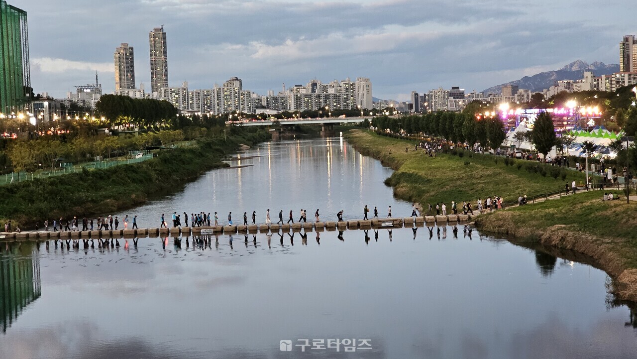 구로타임즈신문사 주최 제1회 아름다운 구로사진공모전 입상작 '해저문 도시의 징검다리' (지경식, 오류2동)