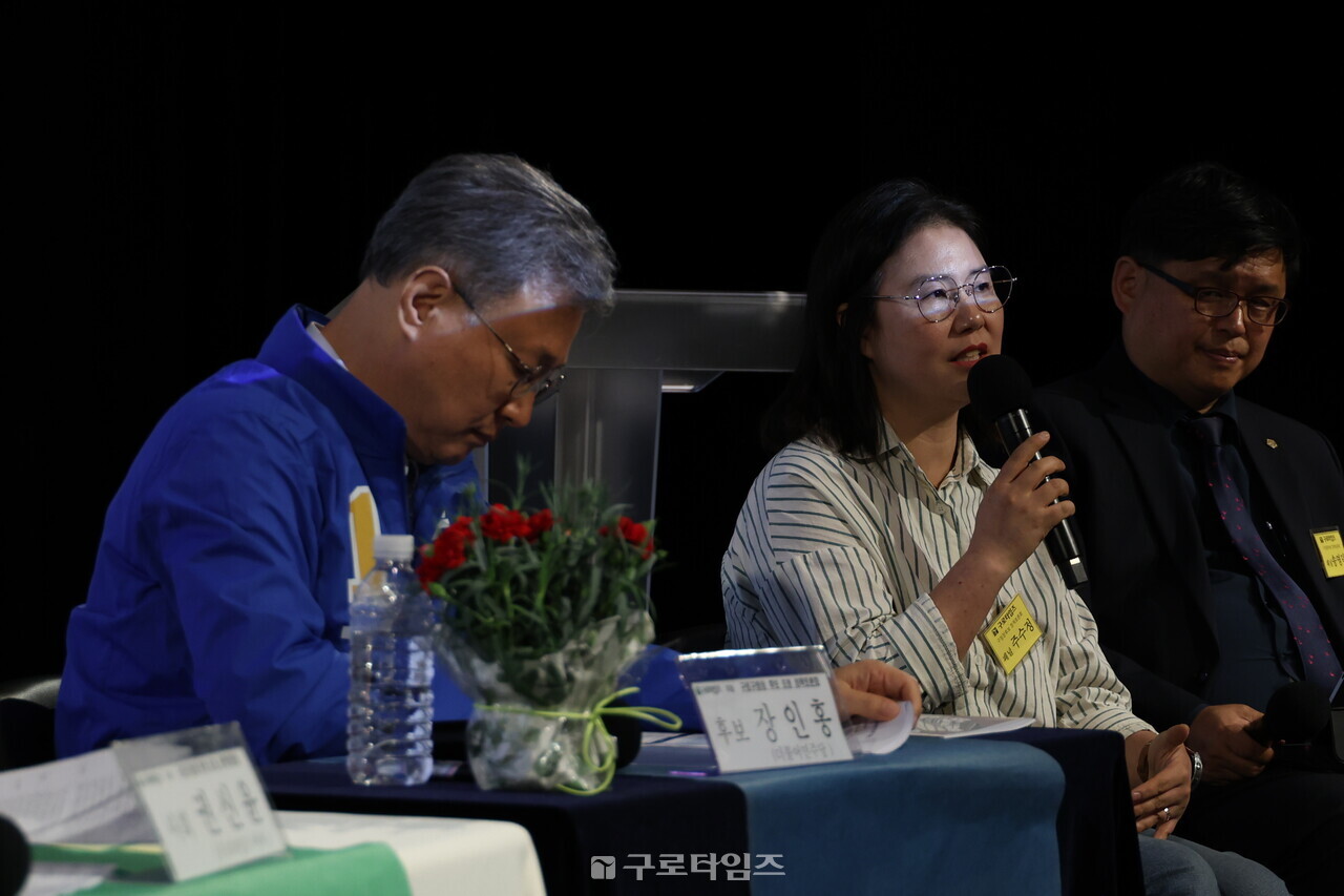 구로1동의 주민인 주수정 주민패널이 구로차량기지 이전 관련 구체적인 목표와 대안이 무엇이냐고 후보에게 묻고 있다. (사진_최종호 객원기자)